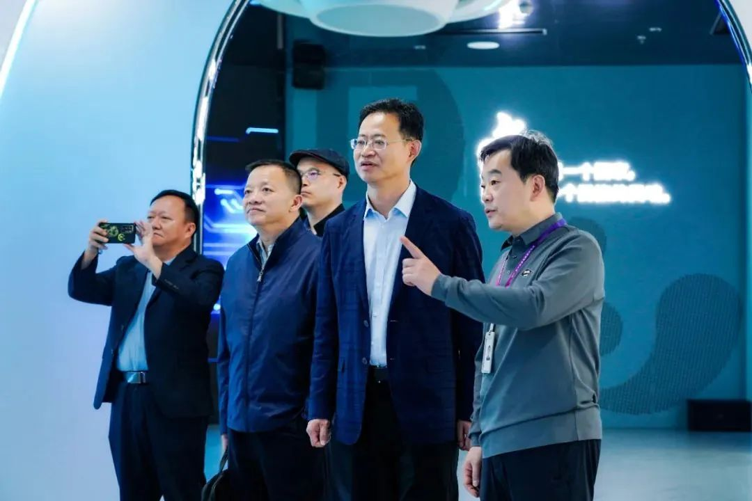 国家广电总局生长研究中心一行赴环亚集团励丰文化调研指导